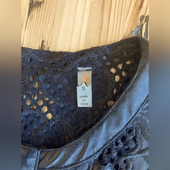 Faux Leather and lace Black embroidered women’s Jacket Sz S ptp 17" x L 22.5" - Picture 4 of 7